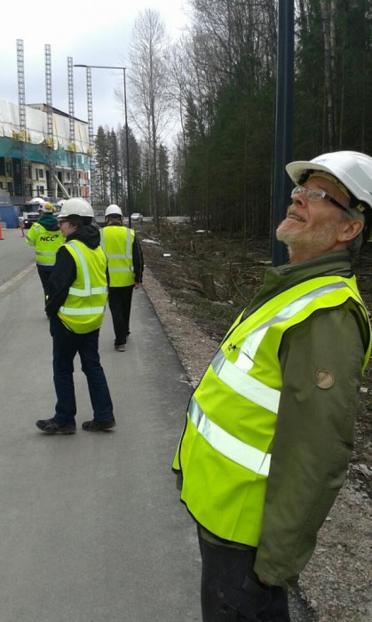 Lummetien pajan remontti porukka kävi laskelemassa neliöitä ja tutustumassa asuntoon jonka seiniä he rupeavat  maalaamaan torstaina 16.4.